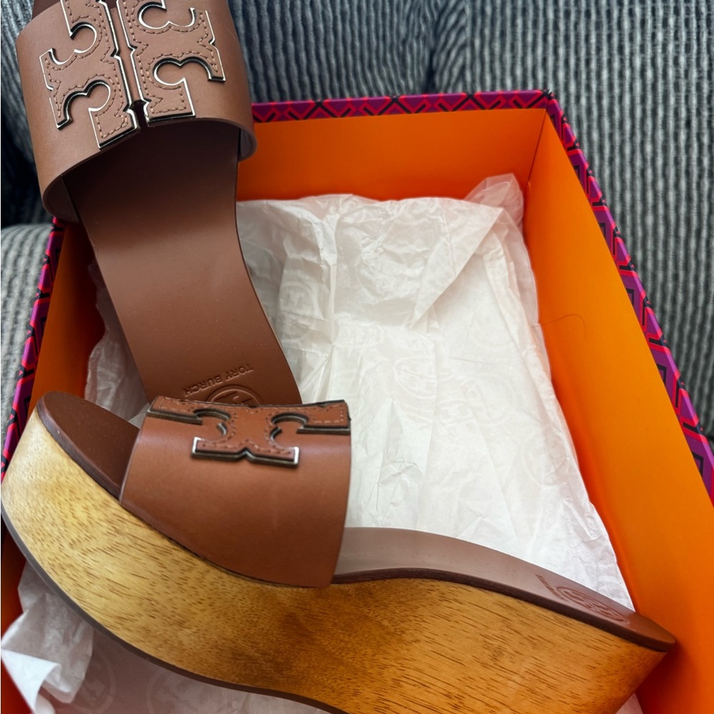 Tory Burch Tan Leather Logo Slide Sandals - Picture 4 of 5
